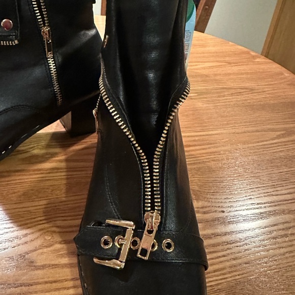 Stylish Black Leather Boots - Picture 1 of 7